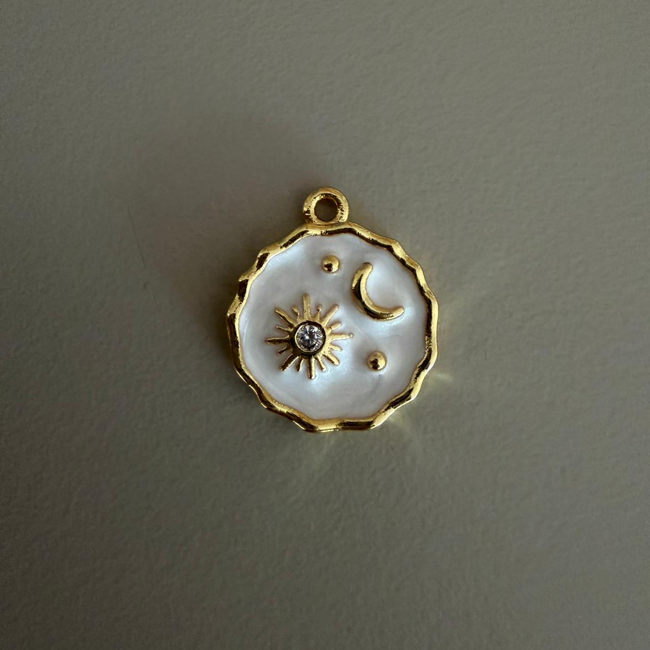 DIJE DE SOL Y LUJNA ESMALTADO (BLANCO)