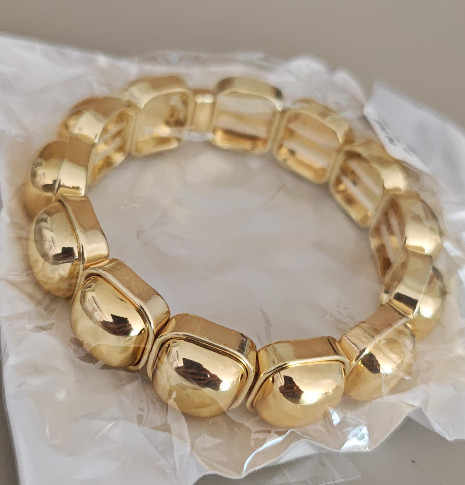 BRAZALETE SEMI CUBOS DORADO LAMINADO
