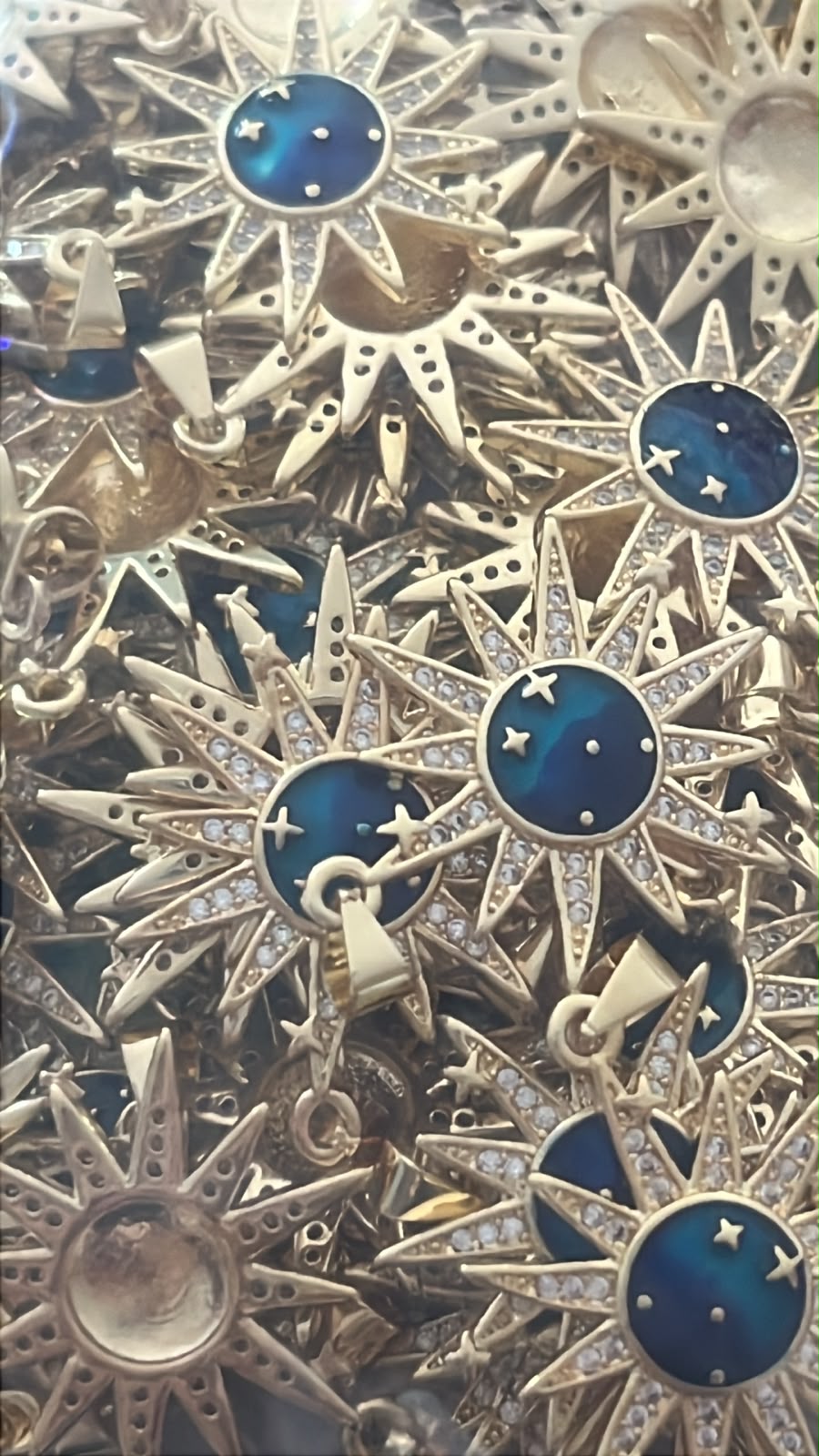 DIJE SOL CON CENTRO AZUL Y ZIRCONIAS