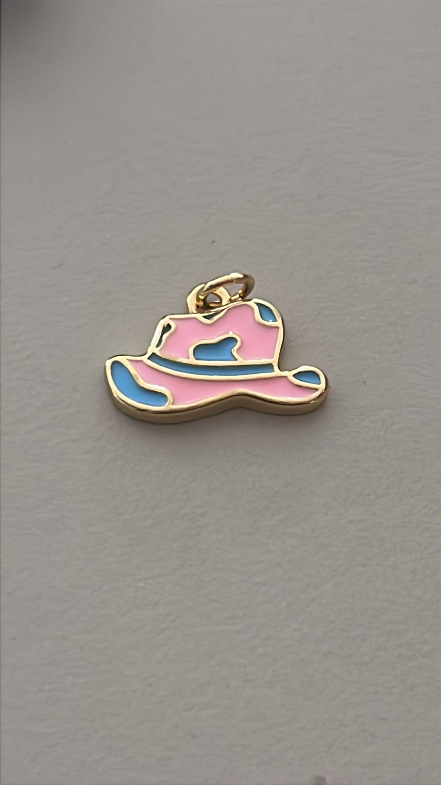DIJE SOMBRERO AZUL Y ROSA