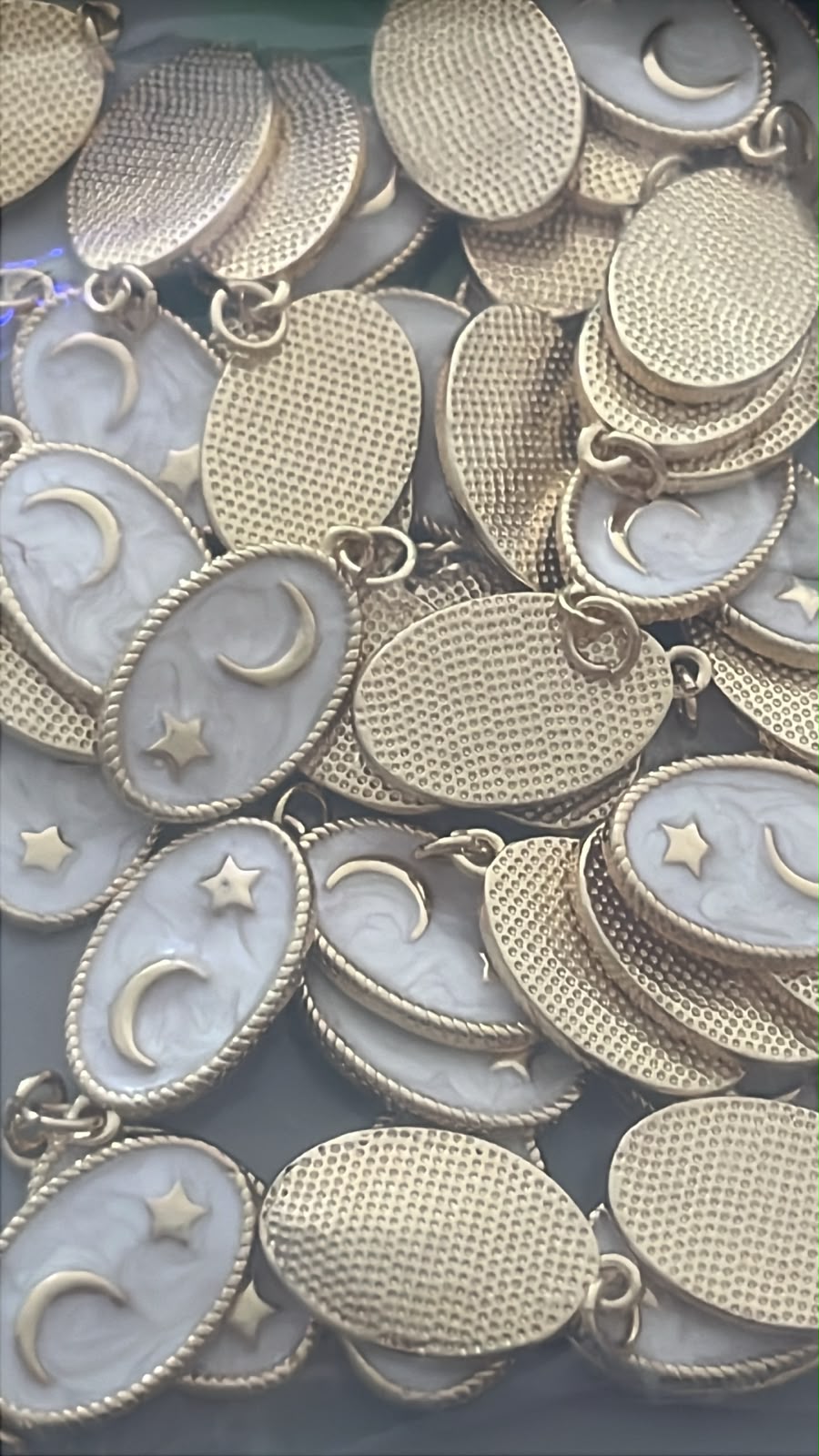 DIJE OVALO LUNA Y ESTRELLA ESMALTADO