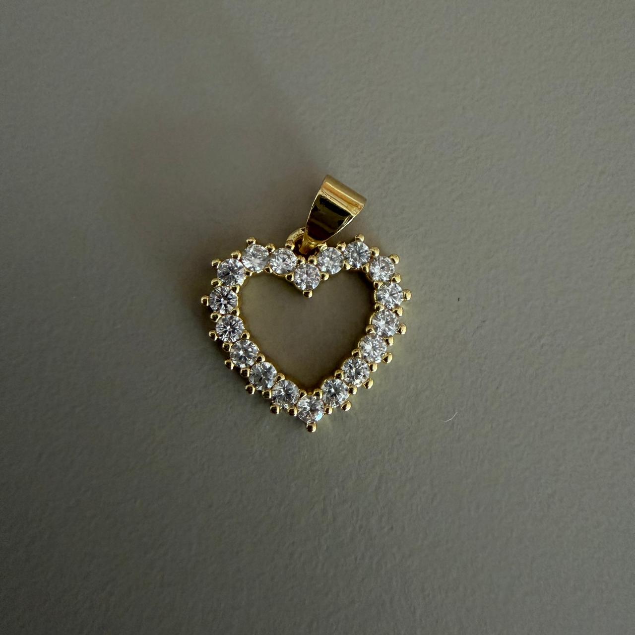 DIJE DE CORAZON CONTORNO CON ZIRCONIA